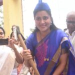 Navaneet Kaur Instagram - महामानव भारतरत्न डॉ.बाबासाहेब आंबेडकर यांच्या 132 व्या जयंतीचे औचित्य साधुन व दिलेल्या शब्दाची शब्दपुर्ती करत महेंद्र कॉलनी येथे विकास निधीमधुन 2 कोटी 80 लक्ष रुपये 12 बुध्द विहाराच्या सौदर्यीकरणाच्या कामाचे भुमीपुजन सोहळा संपन्न झाला. यावेळी आपण नेहमीच डॉ.बाबासाहेब आंबेडकराच्या विचाराचे रक्त शरीरात घेवून सातत्याने दिन,दलित,शोषीत,पिडीत व वंचित या समुहाच्या उत्थानासाठी सातत्याने प्रयत्नरत असतो. त्यामुळे उपासक व उपासिकांना ध्यान धारना करता यावी. तसेच बौध्द धर्मिच्या भिकु यांना विपष्यना करता यावी. तसेच डॉ.बाबासाहेब आंबेडकरांचे विचार घरा-घरात पोहचता यावे यासाठी बौध्द विहार सुसज्ज असणे आवश्यक आहे हे उदिष्ट ठेवून जिल्हयातील प्रत्येक गावातील व परीसरात बौध्द विहाराचे सौदर्यीकरण व नुतणीकरण करणार.