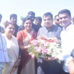 Navaneet Kaur Instagram - विदर्भाचे सुपुत्र,विकासपुरुष देशाचे केंद्रीय परिवहन व रस्ते विकास मंत्री मा.ना.श्री नितीनजी गडकरी यांचे केले स्वागत व दर्यापूर सारख्या खारपान पट्ट्यातील(सलाईन बेल्ट मधील)मौजे बोराला येथे प्रायोगिक तत्वावर सिमेंट नाला बांध व कूपनलिका बांधकाम तसेच सिंघाडी नाला डोह खोलीकरण व रुंदीकरण करणे या नावीन्यपूर्ण कमासाठी 1कोटी 47 लाख 39 हजार रुपये इतका भरीव निधी मंजूर केल्याबद्दल मानले आभार दर्यापूर येथे सदर कामाची पाहणी करण्याकरिता मा.श्री.नितीनजी गडकरी यांच्या समवेत भेट दिली,यावेळी खासदार डॉ अनिल बोंडे,भाजपा जिल्हाध्यक्ष निवेदिता ताई दीघडे,माजी आमदार श्री रमेश बुंदिले,किरण पातुरकर, बाळासाहेब वानखेडे, सुधा ताई तिवारी,अनिकेत कोकाटे,मंगेश कोकाटे आदी उपस्थित होते