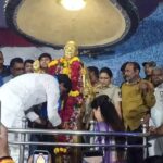 Navaneet Kaur Instagram - भीमा तुझ्या कृपेने जगतो आम्ही स्वाभिमानाने चा नारा देत ,,महामानव भारतरत्न डॉ बाबासाहेब आंबेडकर यांच्या जयंतीनिमित्त दरवर्षीप्रमाणे याही वर्षी रात्री ठीक 12 ठीक वाजता स्थानिक डॉ बाबासाहेब आंबेडकर चौक येथील महामानवाच्या पुतळ्याला हजारो आंबेडकरी अनुयायांच्या साक्षीने केले अभिवादन भारतरत्न डॉ बाबासाहेब आंबेडकर जयंतीच्या पावन पर्वावर इरविन हॉस्पिटल चे भारतरत्न डॉ बाबासाहेब आंबेडकर जिल्हा सामान्य रुग्णालय व इरविन चौकाचे डॉ बाबासाहेब आंबेडकर चौक असे केले नामकरण आपण संविधानाचे आदरकर्ते असून बाबासाहेबांच्या कृपेनेच दीन दलीत शोषित पीडित वंचित यांच्या उत्थानासाठी सदैव कटिबध्द असल्याचे सांगून,डॉ बाबासाहेब आंबेडकर चौक(जुना इरविन चौक)येथील पुतळा सौंदर्यीकरनसाठी 1 करोड चा निधी दिला, भिमटेकडी सौंदर्यीकरण साठी 10 कोटी,बडनेरा समता चौक येथील पुतळा सौंदर्यीकरण 20 लक्ष रुपये दिले असून आपल्या क्षेत्रातील 20 विविध बुद्धविहार विकास कामांचे भूमिपूजन महामानवाच्या जयंतीदिनी संपन्न होणार.