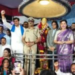 Navaneet Kaur Instagram - भीमा तुझ्या कृपेने जगतो आम्ही स्वाभिमानाने चा नारा देत ,,महामानव भारतरत्न डॉ बाबासाहेब आंबेडकर यांच्या जयंतीनिमित्त दरवर्षीप्रमाणे याही वर्षी रात्री ठीक 12 ठीक वाजता स्थानिक डॉ बाबासाहेब आंबेडकर चौक येथील महामानवाच्या पुतळ्याला हजारो आंबेडकरी अनुयायांच्या साक्षीने केले अभिवादन भारतरत्न डॉ बाबासाहेब आंबेडकर जयंतीच्या पावन पर्वावर इरविन हॉस्पिटल चे भारतरत्न डॉ बाबासाहेब आंबेडकर जिल्हा सामान्य रुग्णालय व इरविन चौकाचे डॉ बाबासाहेब आंबेडकर चौक असे केले नामकरण आपण संविधानाचे आदरकर्ते असून बाबासाहेबांच्या कृपेनेच दीन दलीत शोषित पीडित वंचित यांच्या उत्थानासाठी सदैव कटिबध्द असल्याचे सांगून,डॉ बाबासाहेब आंबेडकर चौक(जुना इरविन चौक)येथील पुतळा सौंदर्यीकरनसाठी 1 करोड चा निधी दिला, भिमटेकडी सौंदर्यीकरण साठी 10 कोटी,बडनेरा समता चौक येथील पुतळा सौंदर्यीकरण 20 लक्ष रुपये दिले असून आपल्या क्षेत्रातील 20 विविध बुद्धविहार विकास कामांचे भूमिपूजन महामानवाच्या जयंतीदिनी संपन्न होणार.