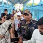Navaneet Kaur Instagram - मध्य रेल्वे भुसावळ चे वरिष्ठ अधिकाऱ्यांसोबत बडनेरा रेल्वे स्टेशन येथील मंजुर प्रवासीसुविधा चे कामाचे संदर्भात अधिकाऱ्यानं कडून माहिती घेऊन पाहणी केली. बडनेरा रेल्वे स्टेशनची विस्तारीकरण ज्या मध्ये नविन प्लॅटफॉर्म निर्माण, लिफ्ट, एक्सलेटर इतर सुख-सुविधा करण्याची मागणी रेल्वे मंत्री,रेल्वे बोर्डाचे चेअरमन यांच्याकडे पत्रव्यवहार करून पाठपुरावा केला होता, यशस्वी पाठपुराव्याने बडनेरा येथे प्रवासी जनसुविधा ची कामे होणार आहे मध्य रेल्वे भुसावळ चे वरिष्ठ अधिकाऱ्यांसोबत सोबत पाहणी केली.