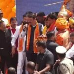 Navaneet Kaur Instagram – अयोध्या की अति प्राचीन हनुमान गढ़ी में प्रभु श्री हनुमान जी की आरती करने का सौभाग्य प्राप्त हुआ, मुख्य महंत श्री राजुदासजी महाराज, महाराष्ट्र के मुख्यमंत्री श्री एकनाथ जी शिंदे व उप मुख्यमंत्री श्री देवेन्द्र जी फडणवीस इनके कर कमलों द्वारा अमरावती में स्थापित होने वाली 111 फुट ऊंची प्रभु श्री हनुमान जी की मूर्ति शिलान्यास हेतु भक्ति शक्ति मंगल कलश प्रदान किया गया साथ ही , उप मुख्यमंत्री जी इन्होंने मंच पर आकर जनसमुदाय को संबोधित किया