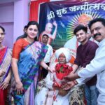 Navaneet Kaur Instagram - धामणगाव गढी येथे श्री संत केशवनाथ महाराज यांच्या जन्म महोत्सवा निमित्य श्री पुरुषोत्तम बोरेकार यांनी आयोजित केलेल्या कार्यक्रमाला उपस्थिती दर्शवली. महाराजांचा आशीर्वाद घेतला हनुमान चालीसा पठण करून महाराजांना वाढदिवसाच्या शुभेच्छा दिल्या आणि धामणगाव गडी येथील तानाजी महाराज संस्थान,सभागृह करीता तत्काळ २० लाख रुपये मंजुरी दिली
