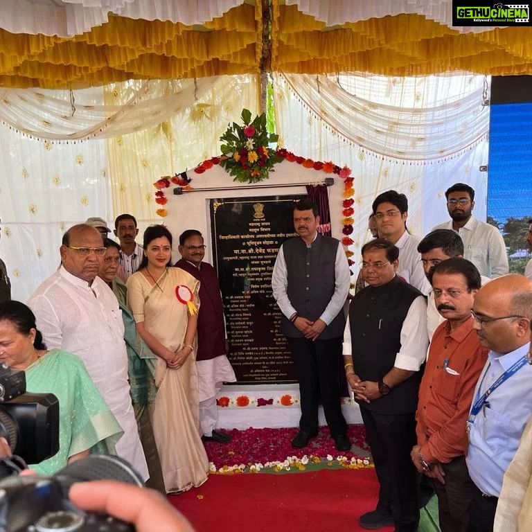 Navaneet Kaur Instagram - महाराष्ट्राचे कार्यतत्पर उपमुख्यमंत्री श्री देवेंद्रजी फडणवीस यांनी अमरावती जिल्हाधिकारी कार्यालयाच्या प्रस्तावित नवीन इमारतीचे भूमिपूजन केले,यावेळी उपस्थित राहून ही नवीन वास्तू लवकरात लवकर पूर्ण व्हावी,जनतेला चांगल्या प्रशासकीय सुविधा मिळाव्या अश्या शुभेच्छा दिल्या