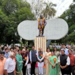 Navaneet Kaur Instagram - शिक्षण महर्षी भाऊसाहेब उपाख्य डॉ पंजाबराव देशमुख यांच्या 58 व्या पुण्यतिथी निम्मित श्री शिवाजी शिक्षण संस्थेद्वारा आयोजित पुष्पांजली कार्यक्रमात उपमुख्यमंत्री श्री देवेंद्रजी फडणवीस यांच्या समवेत उपस्थित राहून भाऊसाहेबांच्या पावन स्मृतीस अभिवादन केले,शिक्षण,कृषी क्षेत्रात अतुलनीय कार्य करून भाऊसाहेबांनी विदर्भातील बहुजन समाजाचा उद्धार केला तोच आदर्श डोळ्यासमोर ठेवून खासदार म्हणून कार्य करण्याचा मानस असल्याचे सांगून भाऊसाहेबांना भारतरत्न मिळावा यासाठी केंद्रीय पातळीवर प्रयत्न करण्याचे अभिवचन शिवपरीवारातील सर्व सदस्यांना दिले,यावेळी श्री शिवाजी शिक्षण संस्थेचे अध्यक्ष श्री हर्षवर्धन उपाख्य भैय्यासाहेब देशमुख,खासदार डॉ अनिलजी बोंडे,आमदार सुलभाताई खोडके,आमदार श्वेता महाले, परिणय फुके,यांच्यासह अनेक ज्येष्ठ पितृतुल्य सदस्य,कर्मचारी व गणमान्य नागरिक उपस्थित होते