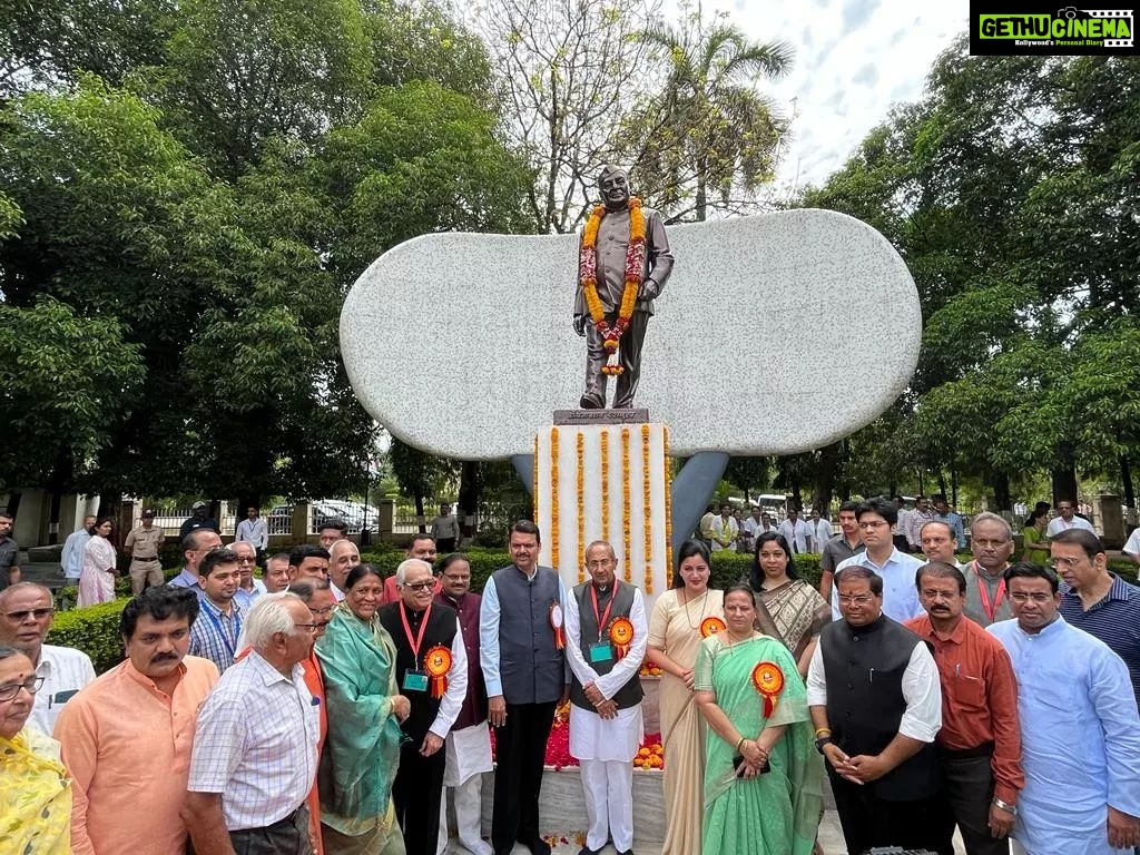 Navaneet Kaur Instagram - शिक्षण महर्षी भाऊसाहेब उपाख्य डॉ पंजाबराव देशमुख यांच्या 58 व्या पुण्यतिथी निम्मित श्री शिवाजी शिक्षण संस्थेद्वारा आयोजित पुष्पांजली कार्यक्रमात उपमुख्यमंत्री श्री देवेंद्रजी फडणवीस यांच्या समवेत उपस्थित राहून भाऊसाहेबांच्या पावन स्मृतीस अभिवादन केले,शिक्षण,कृषी क्षेत्रात अतुलनीय कार्य करून भाऊसाहेबांनी विदर्भातील बहुजन समाजाचा उद्धार केला तोच आदर्श डोळ्यासमोर ठेवून खासदार म्हणून कार्य करण्याचा मानस असल्याचे सांगून भाऊसाहेबांना भारतरत्न मिळावा यासाठी केंद्रीय पातळीवर प्रयत्न करण्याचे अभिवचन शिवपरीवारातील सर्व सदस्यांना दिले,यावेळी श्री शिवाजी शिक्षण संस्थेचे अध्यक्ष श्री हर्षवर्धन उपाख्य भैय्यासाहेब देशमुख,खासदार डॉ अनिलजी बोंडे,आमदार सुलभाताई खोडके,आमदार श्वेता महाले, परिणय फुके,यांच्यासह अनेक ज्येष्ठ पितृतुल्य सदस्य,कर्मचारी व गणमान्य नागरिक उपस्थित होते