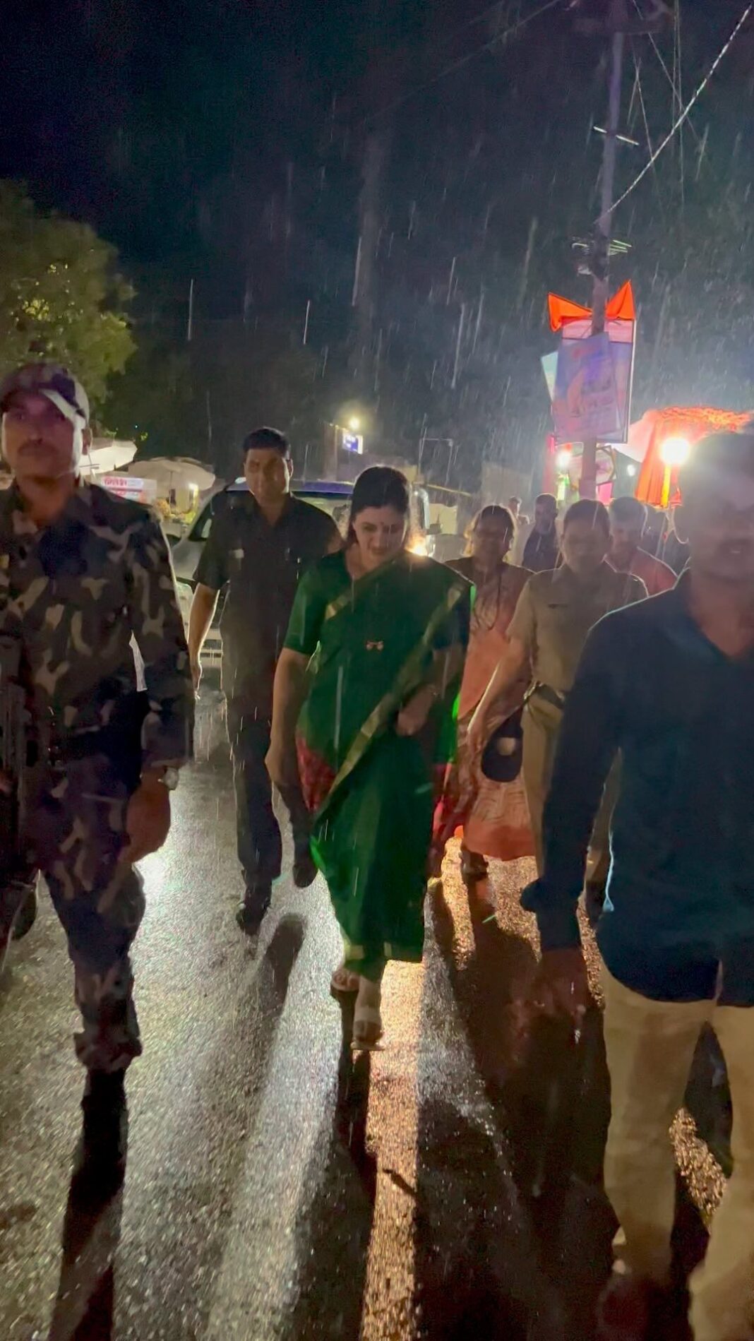 Navaneet Kaur Instagram - आज हनुमान जन्मोत्सव निम्मित चांदुर बाजार. जिल्हा अमरावती या ठिकाणी शोभा यात्रा चे पूजन करून शुभारंभ केले आणि हजारो भक्ताच्या उपस्थिती मध्ये हनुमान चालीसा चे पठन केले. #hanumaji #shreeram #hanumanchalisa #hanumanjanmostav2023 #trendigsong