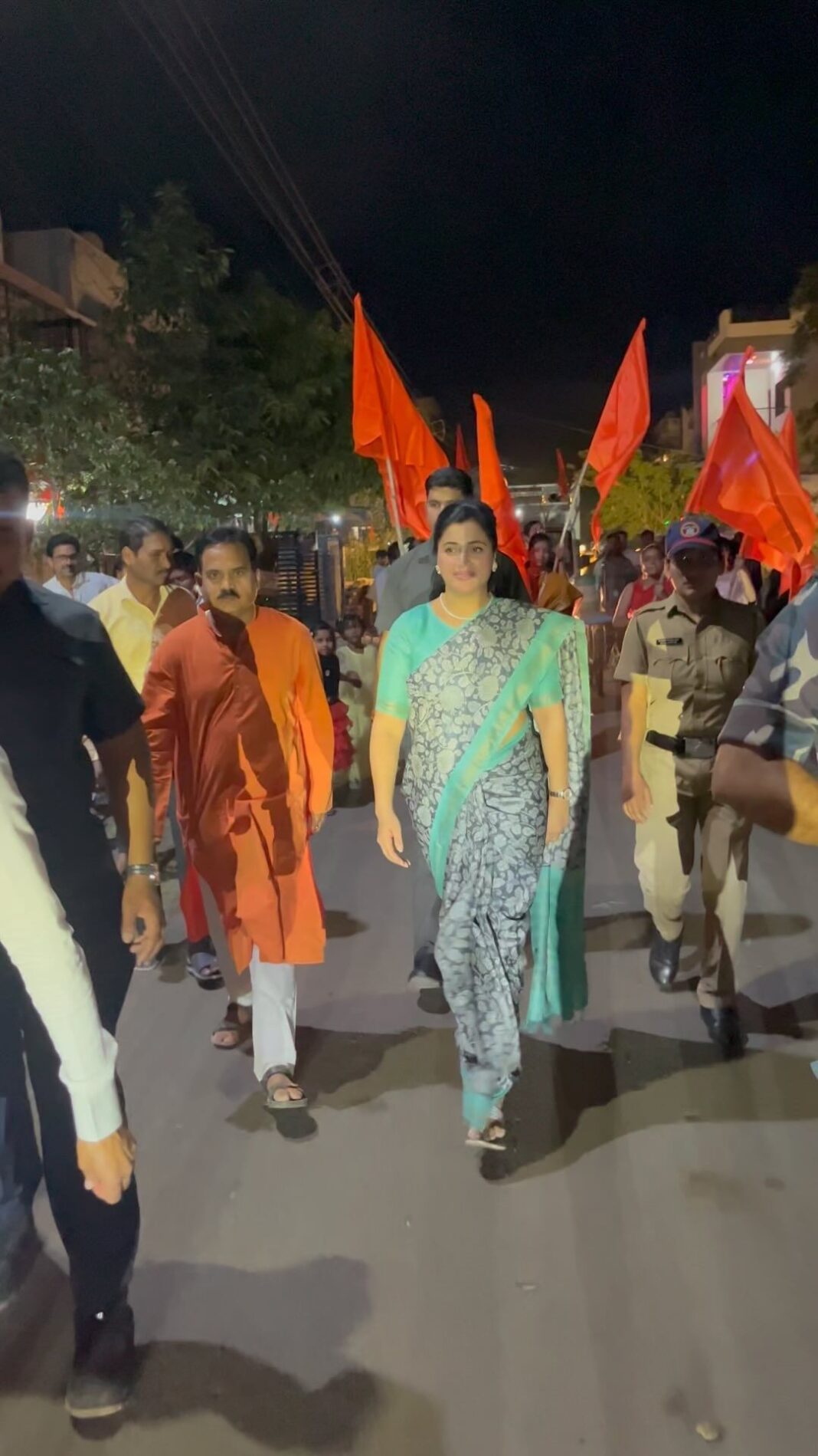 Navaneet Kaur Instagram - *भगवान श्री हनुमान जन्मोत्सवानिम्मित स्थानिक गानुवाडी येथे आयोजित सप्ताह पालखी सोहळ्यात सहभागी होवून पालखी खांद्यावर घेतली आणि महिलांसोबत फुगडी खेळून भक्तीच्या रसात तल्लीन होवून भगवान श्री हनुमंतरायाची आराधना केली* #shreeram #hanumanji #hanumanjayanti2023