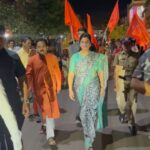 Navaneet Kaur Instagram - *भगवान श्री हनुमान जन्मोत्सवानिम्मित स्थानिक गानुवाडी येथे आयोजित सप्ताह पालखी सोहळ्यात सहभागी होवून पालखी खांद्यावर घेतली आणि महिलांसोबत फुगडी खेळून भक्तीच्या रसात तल्लीन होवून भगवान श्री हनुमंतरायाची आराधना केली* #shreeram #hanumanji #hanumanjayanti2023