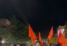 Navaneet Kaur Instagram - *भगवान श्री हनुमान जन्मोत्सवानिम्मित स्थानिक गानुवाडी येथे आयोजित सप्ताह पालखी सोहळ्यात सहभागी होवून पालखी खांद्यावर घेतली आणि महिलांसोबत फुगडी खेळून भक्तीच्या रसात तल्लीन होवून भगवान श्री हनुमंतरायाची आराधना केली* #shreeram #hanumanji #hanumanjayanti2023