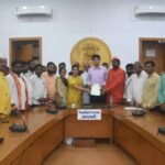 Navaneet Kaur Instagram - प्रभारी जिल्हाधिकारी अविशांत पंडा अध्क्षतेखालील नांदगांव पेठ येथील गावकऱ्यांचे व संत काशिनाथ बाबा भक्तगणांचे हजारो संत काशिनाथ बाबा संस्थानं चे परिसरात भक्त निवास व गावांतील धार्मिक, आध्यात्मिक कार्यक्रमासाठी नाफडे पेट्रोल पंप जवळील जागा मिळाली पाहिजे या मागणीसाठी हजारोंचे उपस्थितीत पायदळ मोर्चा काढला होता. यावेळी जिल्हाधिकारी यांचे सोबत गावकऱ्यांचे समक्ष बैठक घेतली.
