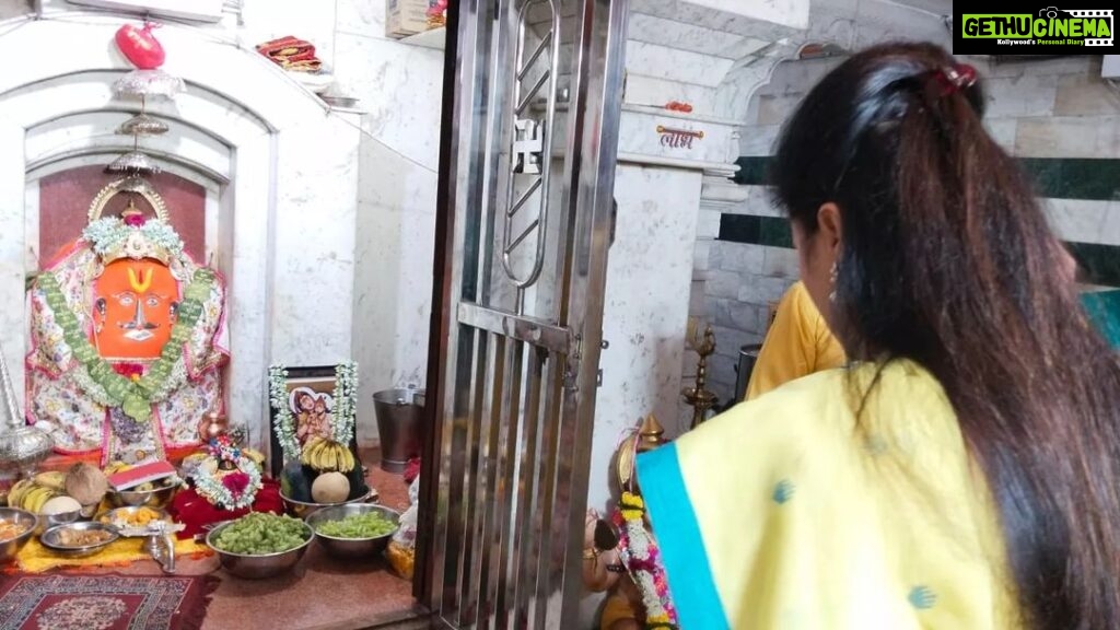 Navaneet Kaur Instagram - श्री संकटमोचन सार्वजनिक हनुमान मंदिर रवी नगर येथे सामूहिक हनुमान चालिसा पठण कार्यक्रमात सहभागी होवून हजारो भाविक भक्तांसोबत सलग 11 वेळा हनुमान चालीसा पठण