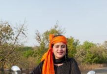 Navaneet Kaur Instagram - राम नाम का नारा है, हर घर भगवा छाया है, श्री राम नवमी के शुभ अवसर पर बुलेट राइडिंग करते हुए। जय श्री राम।। जय हनुमान।। #ramnavami #रामनवमी