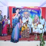 Navaneet Kaur Instagram - धामणगाव गढी येथे श्री संत केशवनाथ महाराज यांच्या जन्म महोत्सवा निमित्य श्री पुरुषोत्तम बोरेकार यांनी आयोजित केलेल्या कार्यक्रमाला उपस्थिती दर्शवली. महाराजांचा आशीर्वाद घेतला हनुमान चालीसा पठण करून महाराजांना वाढदिवसाच्या शुभेच्छा दिल्या आणि धामणगाव गडी येथील तानाजी महाराज संस्थान,सभागृह करीता तत्काळ २० लाख रुपये मंजुरी दिली