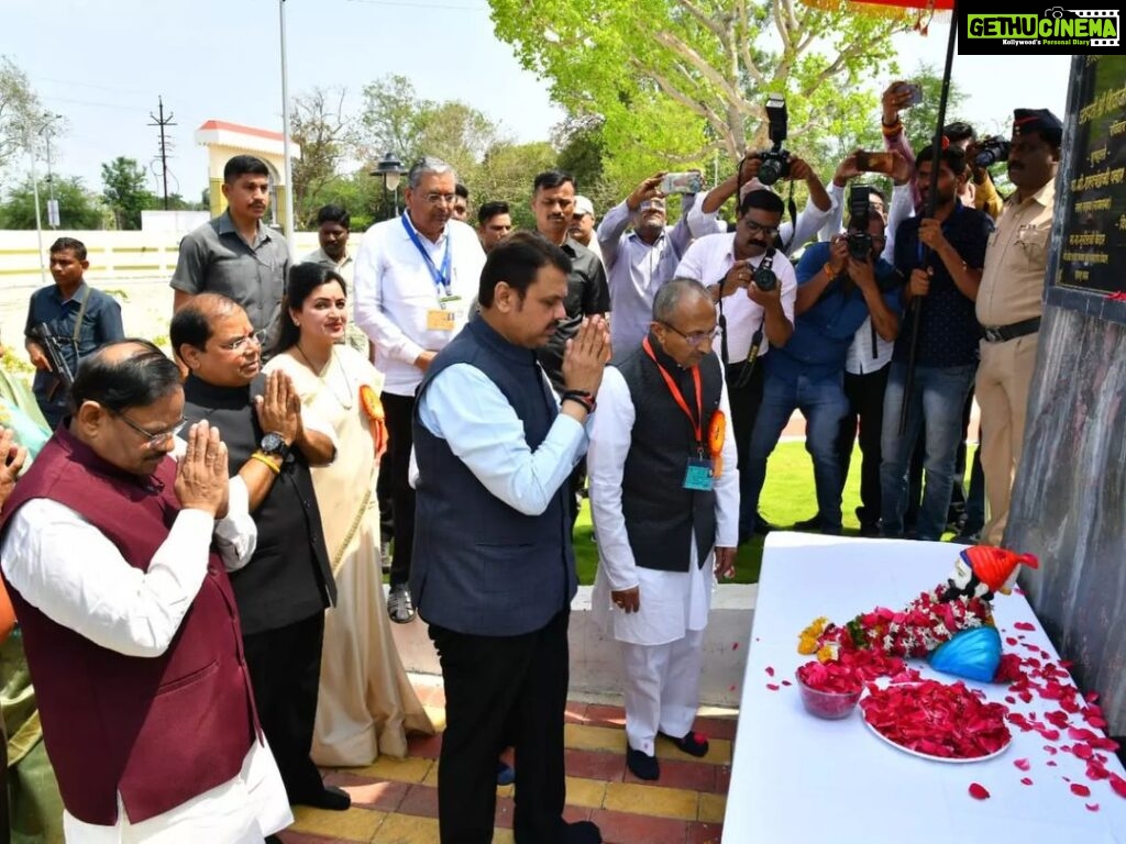Navaneet Kaur Instagram - शिक्षण महर्षी भाऊसाहेब उपाख्य डॉ पंजाबराव देशमुख यांच्या 58 व्या पुण्यतिथी निम्मित श्री शिवाजी शिक्षण संस्थेद्वारा आयोजित पुष्पांजली कार्यक्रमात उपमुख्यमंत्री श्री देवेंद्रजी फडणवीस यांच्या समवेत उपस्थित राहून भाऊसाहेबांच्या पावन स्मृतीस अभिवादन केले,शिक्षण,कृषी क्षेत्रात अतुलनीय कार्य करून भाऊसाहेबांनी विदर्भातील बहुजन समाजाचा उद्धार केला तोच आदर्श डोळ्यासमोर ठेवून खासदार म्हणून कार्य करण्याचा मानस असल्याचे सांगून भाऊसाहेबांना भारतरत्न मिळावा यासाठी केंद्रीय पातळीवर प्रयत्न करण्याचे अभिवचन शिवपरीवारातील सर्व सदस्यांना दिले,यावेळी श्री शिवाजी शिक्षण संस्थेचे अध्यक्ष श्री हर्षवर्धन उपाख्य भैय्यासाहेब देशमुख,खासदार डॉ अनिलजी बोंडे,आमदार सुलभाताई खोडके,आमदार श्वेता महाले, परिणय फुके,यांच्यासह अनेक ज्येष्ठ पितृतुल्य सदस्य,कर्मचारी व गणमान्य नागरिक उपस्थित होते
