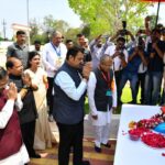 Navaneet Kaur Instagram - शिक्षण महर्षी भाऊसाहेब उपाख्य डॉ पंजाबराव देशमुख यांच्या 58 व्या पुण्यतिथी निम्मित श्री शिवाजी शिक्षण संस्थेद्वारा आयोजित पुष्पांजली कार्यक्रमात उपमुख्यमंत्री श्री देवेंद्रजी फडणवीस यांच्या समवेत उपस्थित राहून भाऊसाहेबांच्या पावन स्मृतीस अभिवादन केले,शिक्षण,कृषी क्षेत्रात अतुलनीय कार्य करून भाऊसाहेबांनी विदर्भातील बहुजन समाजाचा उद्धार केला तोच आदर्श डोळ्यासमोर ठेवून खासदार म्हणून कार्य करण्याचा मानस असल्याचे सांगून भाऊसाहेबांना भारतरत्न मिळावा यासाठी केंद्रीय पातळीवर प्रयत्न करण्याचे अभिवचन शिवपरीवारातील सर्व सदस्यांना दिले,यावेळी श्री शिवाजी शिक्षण संस्थेचे अध्यक्ष श्री हर्षवर्धन उपाख्य भैय्यासाहेब देशमुख,खासदार डॉ अनिलजी बोंडे,आमदार सुलभाताई खोडके,आमदार श्वेता महाले, परिणय फुके,यांच्यासह अनेक ज्येष्ठ पितृतुल्य सदस्य,कर्मचारी व गणमान्य नागरिक उपस्थित होते