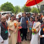 Navaneet Kaur Instagram - शिक्षण महर्षी भाऊसाहेब उपाख्य डॉ पंजाबराव देशमुख यांच्या 58 व्या पुण्यतिथी निम्मित श्री शिवाजी शिक्षण संस्थेद्वारा आयोजित पुष्पांजली कार्यक्रमात उपमुख्यमंत्री श्री देवेंद्रजी फडणवीस यांच्या समवेत उपस्थित राहून भाऊसाहेबांच्या पावन स्मृतीस अभिवादन केले,शिक्षण,कृषी क्षेत्रात अतुलनीय कार्य करून भाऊसाहेबांनी विदर्भातील बहुजन समाजाचा उद्धार केला तोच आदर्श डोळ्यासमोर ठेवून खासदार म्हणून कार्य करण्याचा मानस असल्याचे सांगून भाऊसाहेबांना भारतरत्न मिळावा यासाठी केंद्रीय पातळीवर प्रयत्न करण्याचे अभिवचन शिवपरीवारातील सर्व सदस्यांना दिले,यावेळी श्री शिवाजी शिक्षण संस्थेचे अध्यक्ष श्री हर्षवर्धन उपाख्य भैय्यासाहेब देशमुख,खासदार डॉ अनिलजी बोंडे,आमदार सुलभाताई खोडके,आमदार श्वेता महाले, परिणय फुके,यांच्यासह अनेक ज्येष्ठ पितृतुल्य सदस्य,कर्मचारी व गणमान्य नागरिक उपस्थित होते