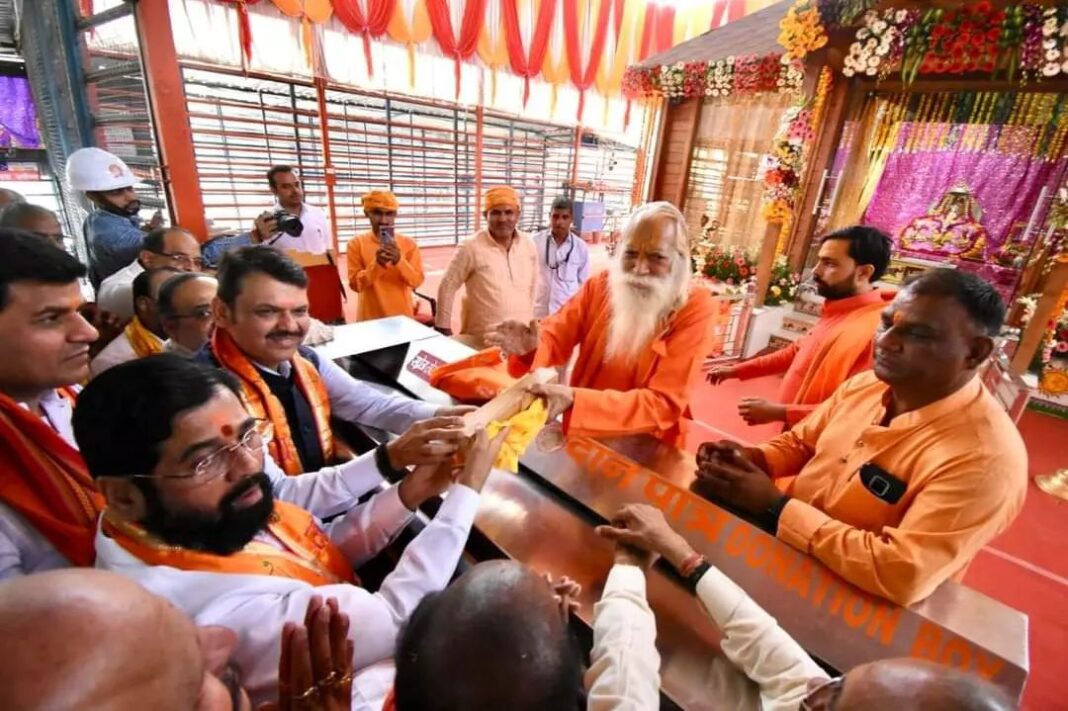 Navaneet Kaur Instagram - प्रभू श्रीराम जन्मभूमी अयोध्या नगरीत मुख्यमंत्री श्री एकनाथजी शिंदे,उपमुख्यमंत्री श्री देवेंद्रजी फडणवीस यांच्या उपस्थितीत राम मंदिराचे महंत सत्येंद्र दास महाराज,हनुमानगढीचे महंत श्री राजुदास महाराज यांनी अयोध्येतील पवित्र मातीने भरलेले भक्तीशक्ती कलश डोक्यावर ठेवून आशीर्वाद दिले