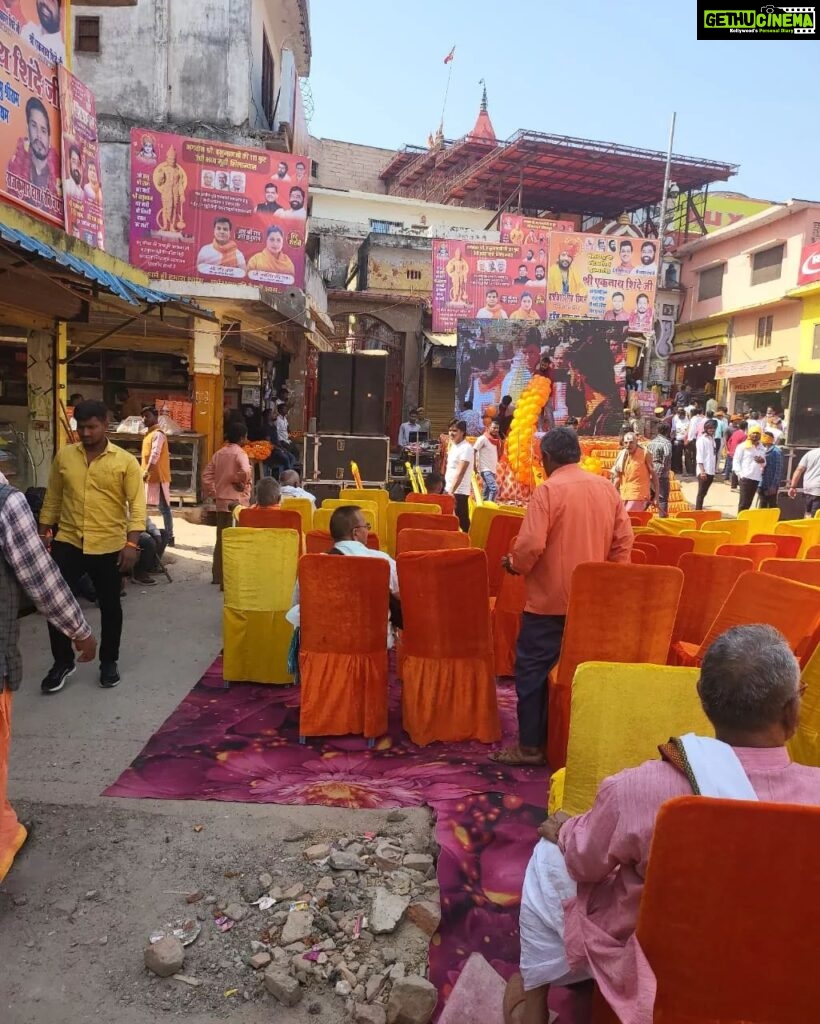 Navaneet Kaur Instagram - आज दिनांक 9 एप्रिल रोजी रामलल्ला की पावन भूमी अयोध्या मे महाराष्ट्र के मुख्यमंत्री श्री एकनाथजी शिंदे,उपमुख्यमंत्री श्री देवेंद्र जी फडणवीस के शुभहस्ते अमरावती मे निर्माणाधीन 111 फिट ऊची भव्य प्रभू श्री हनुमान जी की मूर्ती शिलाण्यास हेतू राममंदिर तथा हनुमान गढी की पावन मिट्टी तथा शरयू जल के मंगल कलश विधायक रवी राणा स्वीकार करणे वाले है इस कार्यक्रम की पुरी तयारी हो चुकी है