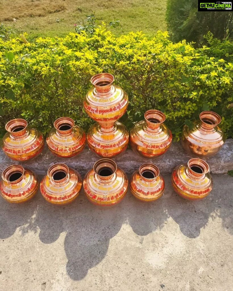 Navaneet Kaur Instagram - *रामलल्ला की पावन भूमी स्थित अयोध्या स्थित निर्माणाधीन राम मंदिर,हनुमान गढी की पावन मिट्टी,तथा शरयू नदी का पावन जल से युक्त मंगल कलश आज अमरावती मे स्थापित होनेवाली भगवान श्री हनुमान जी 111 फिट उची भव्य दिव्य मूर्ती स्थल शीलान्यास हेतू आज राम मंदिर ट्रस्ट के मा.मुख्य महंत श्री चंपकलालजी,हनुमान गढी के मुख्य महंत श्री राजुदासजी महाराज, महाराष्ट्र के मुख्यमंत्री श्री एकनाथजी शिंदे, उपमुख्यमंत्री श्री देवेंद्रजी फडणवीस,ग्रामविकास मंत्री श्री गिरीश महाजन,मुंबई भाजपा अध्यक्ष आशिष शेलार के करकमलो द्वारा विधायक रवी राणा ने महाराष्ट्र के मंत्री एवं विधानसभा सदस्य गण की उपस्थिती मे