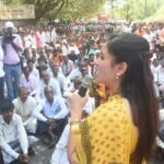 Navaneet Kaur Instagram - प्रभारी जिल्हाधिकारी अविशांत पंडा अध्क्षतेखालील नांदगांव पेठ येथील गावकऱ्यांचे व संत काशिनाथ बाबा भक्तगणांचे हजारो संत काशिनाथ बाबा संस्थानं चे परिसरात भक्त निवास व गावांतील धार्मिक, आध्यात्मिक कार्यक्रमासाठी नाफडे पेट्रोल पंप जवळील जागा मिळाली पाहिजे या मागणीसाठी हजारोंचे उपस्थितीत पायदळ मोर्चा काढला होता. यावेळी जिल्हाधिकारी यांचे सोबत गावकऱ्यांचे समक्ष बैठक घेतली.