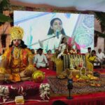 Navaneet Kaur Instagram - श्री संकटमोचन सार्वजनिक हनुमान मंदिर रवी नगर येथे सामूहिक हनुमान चालिसा पठण कार्यक्रमात सहभागी होवून हजारो भाविक भक्तांसोबत सलग 11 वेळा हनुमान चालीसा पठण