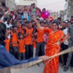Navaneet Kaur Instagram - आज श्री. रामनवमी च्या निमित्त दर्यापूर जिल्हा अमरावती येथे श्री रामनवमी च्या भव्य शोभा यात्रा मध्ये महाआरती व पूजन करून याठिकाणी व्यायाम शाळेतील मुला मुलींना मर्दानी लाठीकाठी चे धडे घेत मुलींना स्वतःचे स्वरक्षण करण्या करिता त्यांच्या सोबत खेळून मुलींचे मनोबल वाढविले....