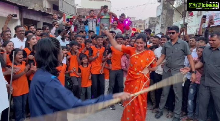 Navaneet Kaur Instagram - आज श्री. रामनवमी च्या निमित्त दर्यापूर जिल्हा अमरावती येथे श्री रामनवमी च्या भव्य शोभा यात्रा मध्ये महाआरती व पूजन करून याठिकाणी व्यायाम शाळेतील मुला मुलींना मर्दानी लाठीकाठी चे धडे घेत मुलींना स्वतःचे स्वरक्षण करण्या करिता त्यांच्या सोबत खेळून मुलींचे मनोबल वाढविले....