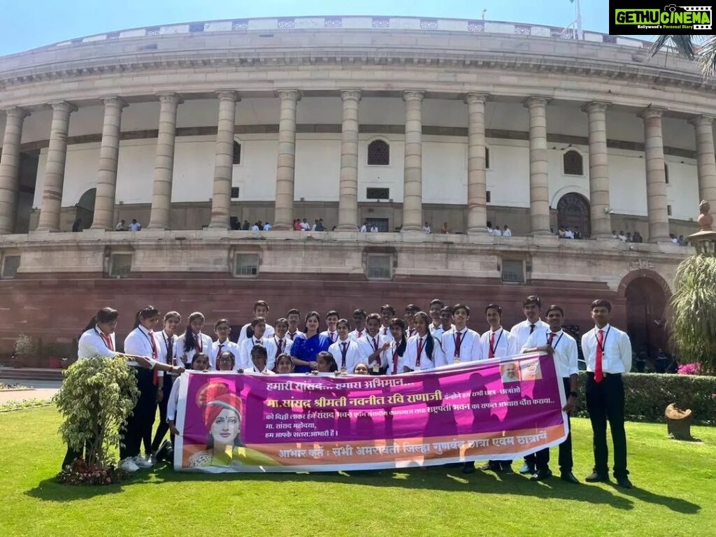 Navaneet Kaur Instagram - अमरावतीचे जिल्ह्याच्या इतिहासात पहिल्यांदाच अभिनव उपक्रम,शैक्षणिक गुणवत्तेसोबतच विद्यार्थ्यांमध्ये सामाजिक आणि राजकीय प्रगल्भता यावी आणि त्यांना आपल्या देशाच्या सांसदीय कार्यप्रणालीचा अनुभव घेता यावायासाठी हा अभिनव उपक्रम विद्यार्थ्यांना नवीन खूप काही शिकविण्यासाठी अत्यंत उपयुक्त