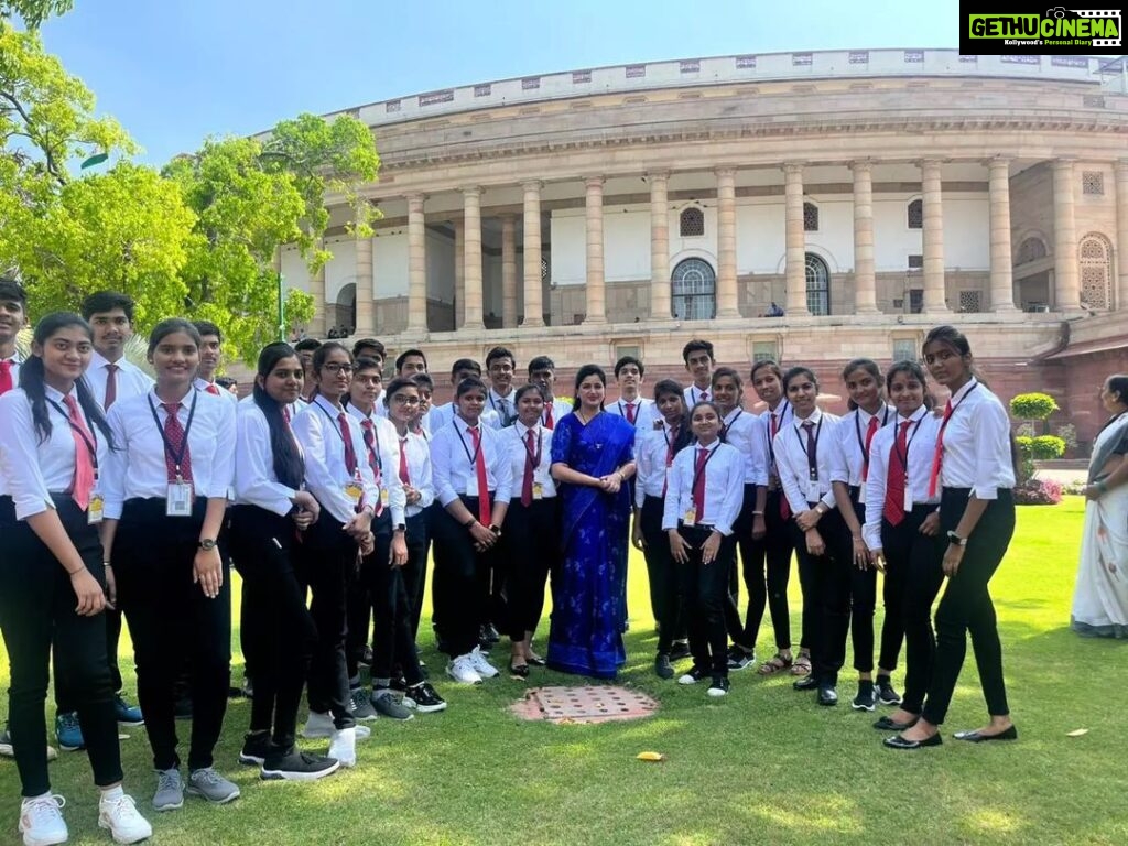 Navaneet Kaur Instagram - अमरावतीचे जिल्ह्याच्या इतिहासात पहिल्यांदाच अभिनव उपक्रम,शैक्षणिक गुणवत्तेसोबतच विद्यार्थ्यांमध्ये सामाजिक आणि राजकीय प्रगल्भता यावी आणि त्यांना आपल्या देशाच्या सांसदीय कार्यप्रणालीचा अनुभव घेता यावायासाठी हा अभिनव उपक्रम विद्यार्थ्यांना नवीन खूप काही शिकविण्यासाठी अत्यंत उपयुक्त