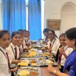 Navaneet Kaur Instagram - अमरावतीचे जिल्ह्याच्या इतिहासात पहिल्यांदाच अभिनव उपक्रम,शैक्षणिक गुणवत्तेसोबतच विद्यार्थ्यांमध्ये सामाजिक आणि राजकीय प्रगल्भता यावी आणि त्यांना आपल्या देशाच्या सांसदीय कार्यप्रणालीचा अनुभव घेता यावायासाठी हा अभिनव उपक्रम विद्यार्थ्यांना नवीन खूप काही शिकविण्यासाठी अत्यंत उपयुक्त