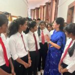 Navaneet Kaur Instagram - अमरावतीचे जिल्ह्याच्या इतिहासात पहिल्यांदाच अभिनव उपक्रम,शैक्षणिक गुणवत्तेसोबतच विद्यार्थ्यांमध्ये सामाजिक आणि राजकीय प्रगल्भता यावी आणि त्यांना आपल्या देशाच्या सांसदीय कार्यप्रणालीचा अनुभव घेता यावायासाठी हा अभिनव उपक्रम विद्यार्थ्यांना नवीन खूप काही शिकविण्यासाठी अत्यंत उपयुक्त