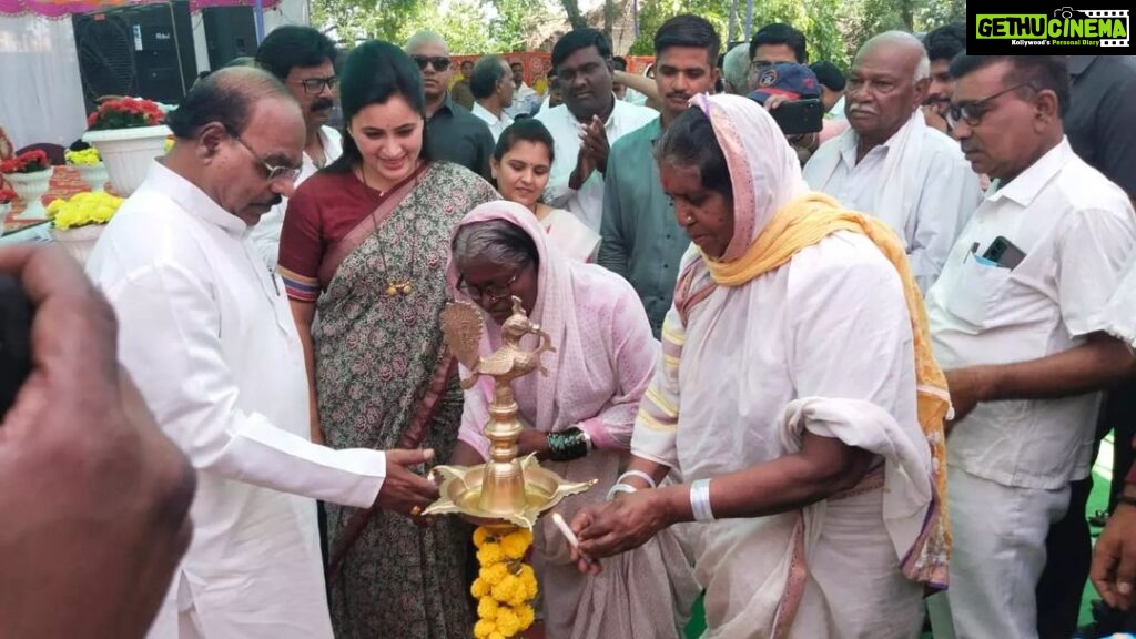 Navaneet Kaur Instagram - अमरावती जिल्ह्यातील प्रत्येक नागरिकाला उच्च दर्जाच्या शासकीय आरोग्य सेवा निःशुल्क मिळाव्या यासाठी कटिबध्द, अथक प्रयत्नाने मंजूर झालेल्या अंजनगाव सुर्जी येथील 23 कोटी रुपये किमतीच्या 50 बेड क्षमतेच्या उपजिल्हा रुग्णालयाचे भूमिपूजन थाटात संपन्न प्रधानमंत्री विकास कार्यक्रम(PMJVK) अंतर्गत केंद्रीय आरोग्य मंत्री श्री मनसुख मांडविया,मुख्यमंत्री श्री एकनाथजी शिंदे,उपमुख्यमंत्री श्री देवेंद्र जी फडणवीस,आरोग्यमंत्री श्री तानाजी सावंत यांच्या विशेष सहकार्याने व यशस्वी पाठपुराव्याने मंजूर झालेल्या या रुग्णालयात आरोग्यविषयक सर्व सोयीसुविधा,अत्याधुनिक यंत्रसामग्री,एक्स रे,सोनोग्राफी,सुसज्ज ऑपरेशन थिएटर,विविध तपासण्या,आकस्मिक रुग्ण कक्ष,आदी सर्व बाबी राहतील,ज्यामुळे आता अंजनगाव सर्जी तालुक्यातील रुग्णांना अमरावती जाण्याची गरज पडणार नाही