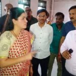 Navaneet Kaur Instagram - अमरावती जिल्ह्यासाठी केली 30 नवीन एस टी बसेस ची मागणी,मेळघाटातील धारणी,चिखलदरा, चुरणी आदी भागातील दुर्गम गावांमधे जाणाऱ्या भंगार बसेस बदलविण्याची मागणी,स्वतः एस टी ने प्रवास करून जाणून घेतल्या प्रवश्यांच्या वेदना,तात्काळ उपमुख्यमंत्री श्री देवेंद्रजी फडणवीस व परिवहन आयुक्त यांच्यासोबत सम्पर्क साधून दिली एस टी च्या दुरावस्थेची माहिती मेळघाटात झालेल्या गंभीर बस अपघातानंतर बस स्थानक,उपलब्ध एस टी बसेस ची केली पाहणी,स्वतः बस मध्ये बसून केला प्रवास व प्रवाश्यांच्या अडी अडचणी समजून घेतल्या, अमरावती शहर मुख्य बसस्थानक येथे प्रत्यक्ष भेट देवून तेथील दुरवस्था बघितली,बस स्थानकात डबके साचलेली,शौचालयाची अत्यंत घाणेरडी अवस्था,पिण्याचे पाणी सुद्धा स्वच्छ नाही,सगळा भोंगळ कारभार पाहून एस टी महामंडळाच्या आगार प्रमुख व इतर जबाबदार अधिकाऱ्यांना खडसावले,तात्काळ सुंदर बस स्थानक_स्वच्छ बस स्थानक अभियान राबवून प्रवाशांना उच्च दर्जाच्या सोयी सुविधा देण्याचे निर्देश वलगाव एस टी डेपोची सुद्धा केली पाहणी मोठ्या शहरातील भंगार बसेस या अमरावती जिल्ह्यात प्रवासी वाहतुकीसाठी पाठविल्या जातात,या बसेस मधातच बंद पडतात,खिडक्या तुटल्या असतात, छत गळते अश्या बसेस मधून प्रवाश्यांना जीव मुठीत घेवून प्रवास करावा लागतो,मोठा गंभीर अपघात किंवा दुर्घटना होण्याची शक्यता नाकारता येत नाही, ही अत्यंत खेदजनक बाब असून राज्याचे मुख्यमंत्री तथा परिवहन मंत्री श्री एकनाथजी शिंदे व उपमुख्यमंत्री श्री देवेंद्रजी फडणवीस हे या गंभीर बाबीत जातीने लक्ष घालून अमरावती जिल्ह्यासाठी नव्या चांगल्या बसेस उपलब्ध करून देतील असा विश्वास यावेळी व्यक्त केला.जनतेच्या वेदना जाणून घेण्यासाठी स्वतः एस टी बस ने प्रवास