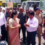 Navaneet Kaur Instagram - अमरावती जिल्ह्यासाठी केली 30 नवीन एस टी बसेस ची मागणी,मेळघाटातील धारणी,चिखलदरा, चुरणी आदी भागातील दुर्गम गावांमधे जाणाऱ्या भंगार बसेस बदलविण्याची मागणी,स्वतः एस टी ने प्रवास करून जाणून घेतल्या प्रवश्यांच्या वेदना,तात्काळ उपमुख्यमंत्री श्री देवेंद्रजी फडणवीस व परिवहन आयुक्त यांच्यासोबत सम्पर्क साधून दिली एस टी च्या दुरावस्थेची माहिती मेळघाटात झालेल्या गंभीर बस अपघातानंतर बस स्थानक,उपलब्ध एस टी बसेस ची केली पाहणी,स्वतः बस मध्ये बसून केला प्रवास व प्रवाश्यांच्या अडी अडचणी समजून घेतल्या, अमरावती शहर मुख्य बसस्थानक येथे प्रत्यक्ष भेट देवून तेथील दुरवस्था बघितली,बस स्थानकात डबके साचलेली,शौचालयाची अत्यंत घाणेरडी अवस्था,पिण्याचे पाणी सुद्धा स्वच्छ नाही,सगळा भोंगळ कारभार पाहून एस टी महामंडळाच्या आगार प्रमुख व इतर जबाबदार अधिकाऱ्यांना खडसावले,तात्काळ सुंदर बस स्थानक_स्वच्छ बस स्थानक अभियान राबवून प्रवाशांना उच्च दर्जाच्या सोयी सुविधा देण्याचे निर्देश वलगाव एस टी डेपोची सुद्धा केली पाहणी मोठ्या शहरातील भंगार बसेस या अमरावती जिल्ह्यात प्रवासी वाहतुकीसाठी पाठविल्या जातात,या बसेस मधातच बंद पडतात,खिडक्या तुटल्या असतात, छत गळते अश्या बसेस मधून प्रवाश्यांना जीव मुठीत घेवून प्रवास करावा लागतो,मोठा गंभीर अपघात किंवा दुर्घटना होण्याची शक्यता नाकारता येत नाही, ही अत्यंत खेदजनक बाब असून राज्याचे मुख्यमंत्री तथा परिवहन मंत्री श्री एकनाथजी शिंदे व उपमुख्यमंत्री श्री देवेंद्रजी फडणवीस हे या गंभीर बाबीत जातीने लक्ष घालून अमरावती जिल्ह्यासाठी नव्या चांगल्या बसेस उपलब्ध करून देतील असा विश्वास यावेळी व्यक्त केला.जनतेच्या वेदना जाणून घेण्यासाठी स्वतः एस टी बस ने प्रवास