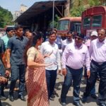 Navaneet Kaur Instagram - अमरावती जिल्ह्यासाठी केली 30 नवीन एस टी बसेस ची मागणी,मेळघाटातील धारणी,चिखलदरा, चुरणी आदी भागातील दुर्गम गावांमधे जाणाऱ्या भंगार बसेस बदलविण्याची मागणी,स्वतः एस टी ने प्रवास करून जाणून घेतल्या प्रवश्यांच्या वेदना,तात्काळ उपमुख्यमंत्री श्री देवेंद्रजी फडणवीस व परिवहन आयुक्त यांच्यासोबत सम्पर्क साधून दिली एस टी च्या दुरावस्थेची माहिती मेळघाटात झालेल्या गंभीर बस अपघातानंतर बस स्थानक,उपलब्ध एस टी बसेस ची केली पाहणी,स्वतः बस मध्ये बसून केला प्रवास व प्रवाश्यांच्या अडी अडचणी समजून घेतल्या, अमरावती शहर मुख्य बसस्थानक येथे प्रत्यक्ष भेट देवून तेथील दुरवस्था बघितली,बस स्थानकात डबके साचलेली,शौचालयाची अत्यंत घाणेरडी अवस्था,पिण्याचे पाणी सुद्धा स्वच्छ नाही,सगळा भोंगळ कारभार पाहून एस टी महामंडळाच्या आगार प्रमुख व इतर जबाबदार अधिकाऱ्यांना खडसावले,तात्काळ सुंदर बस स्थानक_स्वच्छ बस स्थानक अभियान राबवून प्रवाशांना उच्च दर्जाच्या सोयी सुविधा देण्याचे निर्देश वलगाव एस टी डेपोची सुद्धा केली पाहणी मोठ्या शहरातील भंगार बसेस या अमरावती जिल्ह्यात प्रवासी वाहतुकीसाठी पाठविल्या जातात,या बसेस मधातच बंद पडतात,खिडक्या तुटल्या असतात, छत गळते अश्या बसेस मधून प्रवाश्यांना जीव मुठीत घेवून प्रवास करावा लागतो,मोठा गंभीर अपघात किंवा दुर्घटना होण्याची शक्यता नाकारता येत नाही, ही अत्यंत खेदजनक बाब असून राज्याचे मुख्यमंत्री तथा परिवहन मंत्री श्री एकनाथजी शिंदे व उपमुख्यमंत्री श्री देवेंद्रजी फडणवीस हे या गंभीर बाबीत जातीने लक्ष घालून अमरावती जिल्ह्यासाठी नव्या चांगल्या बसेस उपलब्ध करून देतील असा विश्वास यावेळी व्यक्त केला.जनतेच्या वेदना जाणून घेण्यासाठी स्वतः एस टी बस ने प्रवास