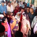 Navaneet Kaur Instagram - अमरावती जिल्ह्यासाठी केली 30 नवीन एस टी बसेस ची मागणी,मेळघाटातील धारणी,चिखलदरा, चुरणी आदी भागातील दुर्गम गावांमधे जाणाऱ्या भंगार बसेस बदलविण्याची मागणी,स्वतः एस टी ने प्रवास करून जाणून घेतल्या प्रवश्यांच्या वेदना,तात्काळ उपमुख्यमंत्री श्री देवेंद्रजी फडणवीस व परिवहन आयुक्त यांच्यासोबत सम्पर्क साधून दिली एस टी च्या दुरावस्थेची माहिती मेळघाटात झालेल्या गंभीर बस अपघातानंतर बस स्थानक,उपलब्ध एस टी बसेस ची केली पाहणी,स्वतः बस मध्ये बसून केला प्रवास व प्रवाश्यांच्या अडी अडचणी समजून घेतल्या, अमरावती शहर मुख्य बसस्थानक येथे प्रत्यक्ष भेट देवून तेथील दुरवस्था बघितली,बस स्थानकात डबके साचलेली,शौचालयाची अत्यंत घाणेरडी अवस्था,पिण्याचे पाणी सुद्धा स्वच्छ नाही,सगळा भोंगळ कारभार पाहून एस टी महामंडळाच्या आगार प्रमुख व इतर जबाबदार अधिकाऱ्यांना खडसावले,तात्काळ सुंदर बस स्थानक_स्वच्छ बस स्थानक अभियान राबवून प्रवाशांना उच्च दर्जाच्या सोयी सुविधा देण्याचे निर्देश वलगाव एस टी डेपोची सुद्धा केली पाहणी मोठ्या शहरातील भंगार बसेस या अमरावती जिल्ह्यात प्रवासी वाहतुकीसाठी पाठविल्या जातात,या बसेस मधातच बंद पडतात,खिडक्या तुटल्या असतात, छत गळते अश्या बसेस मधून प्रवाश्यांना जीव मुठीत घेवून प्रवास करावा लागतो,मोठा गंभीर अपघात किंवा दुर्घटना होण्याची शक्यता नाकारता येत नाही, ही अत्यंत खेदजनक बाब असून राज्याचे मुख्यमंत्री तथा परिवहन मंत्री श्री एकनाथजी शिंदे व उपमुख्यमंत्री श्री देवेंद्रजी फडणवीस हे या गंभीर बाबीत जातीने लक्ष घालून अमरावती जिल्ह्यासाठी नव्या चांगल्या बसेस उपलब्ध करून देतील असा विश्वास यावेळी व्यक्त केला.जनतेच्या वेदना जाणून घेण्यासाठी स्वतः एस टी बस ने प्रवास