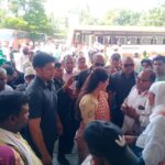 Navaneet Kaur Instagram - अमरावती जिल्ह्यासाठी केली 30 नवीन एस टी बसेस ची मागणी,मेळघाटातील धारणी,चिखलदरा, चुरणी आदी भागातील दुर्गम गावांमधे जाणाऱ्या भंगार बसेस बदलविण्याची मागणी,स्वतः एस टी ने प्रवास करून जाणून घेतल्या प्रवश्यांच्या वेदना,तात्काळ उपमुख्यमंत्री श्री देवेंद्रजी फडणवीस व परिवहन आयुक्त यांच्यासोबत सम्पर्क साधून दिली एस टी च्या दुरावस्थेची माहिती मेळघाटात झालेल्या गंभीर बस अपघातानंतर बस स्थानक,उपलब्ध एस टी बसेस ची केली पाहणी,स्वतः बस मध्ये बसून केला प्रवास व प्रवाश्यांच्या अडी अडचणी समजून घेतल्या, अमरावती शहर मुख्य बसस्थानक येथे प्रत्यक्ष भेट देवून तेथील दुरवस्था बघितली,बस स्थानकात डबके साचलेली,शौचालयाची अत्यंत घाणेरडी अवस्था,पिण्याचे पाणी सुद्धा स्वच्छ नाही,सगळा भोंगळ कारभार पाहून एस टी महामंडळाच्या आगार प्रमुख व इतर जबाबदार अधिकाऱ्यांना खडसावले,तात्काळ सुंदर बस स्थानक_स्वच्छ बस स्थानक अभियान राबवून प्रवाशांना उच्च दर्जाच्या सोयी सुविधा देण्याचे निर्देश वलगाव एस टी डेपोची सुद्धा केली पाहणी मोठ्या शहरातील भंगार बसेस या अमरावती जिल्ह्यात प्रवासी वाहतुकीसाठी पाठविल्या जातात,या बसेस मधातच बंद पडतात,खिडक्या तुटल्या असतात, छत गळते अश्या बसेस मधून प्रवाश्यांना जीव मुठीत घेवून प्रवास करावा लागतो,मोठा गंभीर अपघात किंवा दुर्घटना होण्याची शक्यता नाकारता येत नाही, ही अत्यंत खेदजनक बाब असून राज्याचे मुख्यमंत्री तथा परिवहन मंत्री श्री एकनाथजी शिंदे व उपमुख्यमंत्री श्री देवेंद्रजी फडणवीस हे या गंभीर बाबीत जातीने लक्ष घालून अमरावती जिल्ह्यासाठी नव्या चांगल्या बसेस उपलब्ध करून देतील असा विश्वास यावेळी व्यक्त केला.जनतेच्या वेदना जाणून घेण्यासाठी स्वतः एस टी बस ने प्रवास