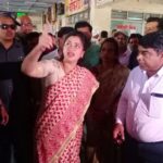 Navaneet Kaur Instagram - अमरावती जिल्ह्यासाठी केली 30 नवीन एस टी बसेस ची मागणी,मेळघाटातील धारणी,चिखलदरा, चुरणी आदी भागातील दुर्गम गावांमधे जाणाऱ्या भंगार बसेस बदलविण्याची मागणी,स्वतः एस टी ने प्रवास करून जाणून घेतल्या प्रवश्यांच्या वेदना,तात्काळ उपमुख्यमंत्री श्री देवेंद्रजी फडणवीस व परिवहन आयुक्त यांच्यासोबत सम्पर्क साधून दिली एस टी च्या दुरावस्थेची माहिती मेळघाटात झालेल्या गंभीर बस अपघातानंतर बस स्थानक,उपलब्ध एस टी बसेस ची केली पाहणी,स्वतः बस मध्ये बसून केला प्रवास व प्रवाश्यांच्या अडी अडचणी समजून घेतल्या, अमरावती शहर मुख्य बसस्थानक येथे प्रत्यक्ष भेट देवून तेथील दुरवस्था बघितली,बस स्थानकात डबके साचलेली,शौचालयाची अत्यंत घाणेरडी अवस्था,पिण्याचे पाणी सुद्धा स्वच्छ नाही,सगळा भोंगळ कारभार पाहून एस टी महामंडळाच्या आगार प्रमुख व इतर जबाबदार अधिकाऱ्यांना खडसावले,तात्काळ सुंदर बस स्थानक_स्वच्छ बस स्थानक अभियान राबवून प्रवाशांना उच्च दर्जाच्या सोयी सुविधा देण्याचे निर्देश वलगाव एस टी डेपोची सुद्धा केली पाहणी मोठ्या शहरातील भंगार बसेस या अमरावती जिल्ह्यात प्रवासी वाहतुकीसाठी पाठविल्या जातात,या बसेस मधातच बंद पडतात,खिडक्या तुटल्या असतात, छत गळते अश्या बसेस मधून प्रवाश्यांना जीव मुठीत घेवून प्रवास करावा लागतो,मोठा गंभीर अपघात किंवा दुर्घटना होण्याची शक्यता नाकारता येत नाही, ही अत्यंत खेदजनक बाब असून राज्याचे मुख्यमंत्री तथा परिवहन मंत्री श्री एकनाथजी शिंदे व उपमुख्यमंत्री श्री देवेंद्रजी फडणवीस हे या गंभीर बाबीत जातीने लक्ष घालून अमरावती जिल्ह्यासाठी नव्या चांगल्या बसेस उपलब्ध करून देतील असा विश्वास यावेळी व्यक्त केला.जनतेच्या वेदना जाणून घेण्यासाठी स्वतः एस टी बस ने प्रवास