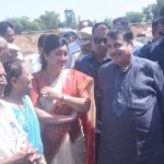 Navaneet Kaur Instagram - विदर्भाचे सुपुत्र,विकासपुरुष देशाचे केंद्रीय परिवहन व रस्ते विकास मंत्री मा.ना.श्री नितीनजी गडकरी यांचे केले स्वागत व दर्यापूर सारख्या खारपान पट्ट्यातील(सलाईन बेल्ट मधील)मौजे बोराला येथे प्रायोगिक तत्वावर सिमेंट नाला बांध व कूपनलिका बांधकाम तसेच सिंघाडी नाला डोह खोलीकरण व रुंदीकरण करणे या नावीन्यपूर्ण कमासाठी 1कोटी 47 लाख 39 हजार रुपये इतका भरीव निधी मंजूर केल्याबद्दल मानले आभार दर्यापूर येथे सदर कामाची पाहणी करण्याकरिता मा.श्री.नितीनजी गडकरी यांच्या समवेत भेट दिली,यावेळी खासदार डॉ अनिल बोंडे,भाजपा जिल्हाध्यक्ष निवेदिता ताई दीघडे,माजी आमदार श्री रमेश बुंदिले,किरण पातुरकर, बाळासाहेब वानखेडे, सुधा ताई तिवारी,अनिकेत कोकाटे,मंगेश कोकाटे आदी उपस्थित होते