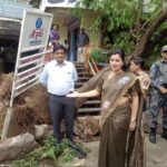 Navaneet Kaur Instagram - काल रात्री झालेल्या अतिवृष्टी पावसामुळे नुकसानाची पाहणी करून संबंधित अधिकाऱ्यांना तत्काळ विद्युत जोडणी करा, जे झाडं पडले असतील ते लवकरात लवकर उचलून रस्ता मोकळा करा, नुकसानाची पाहणी करून पंचनामा सादर करून तत्काळ नुकसान ग्रस्तांना आर्थिक मदत करा, विद्युत खांब पडले असतील किंवा कुठलीही हानी किंवा नुकसान झाले असतील त्याचे तत्काळ पंचनामे करून नुकसान ग्रस्तांना आर्थिक मदत करा असे निर्देश दिले