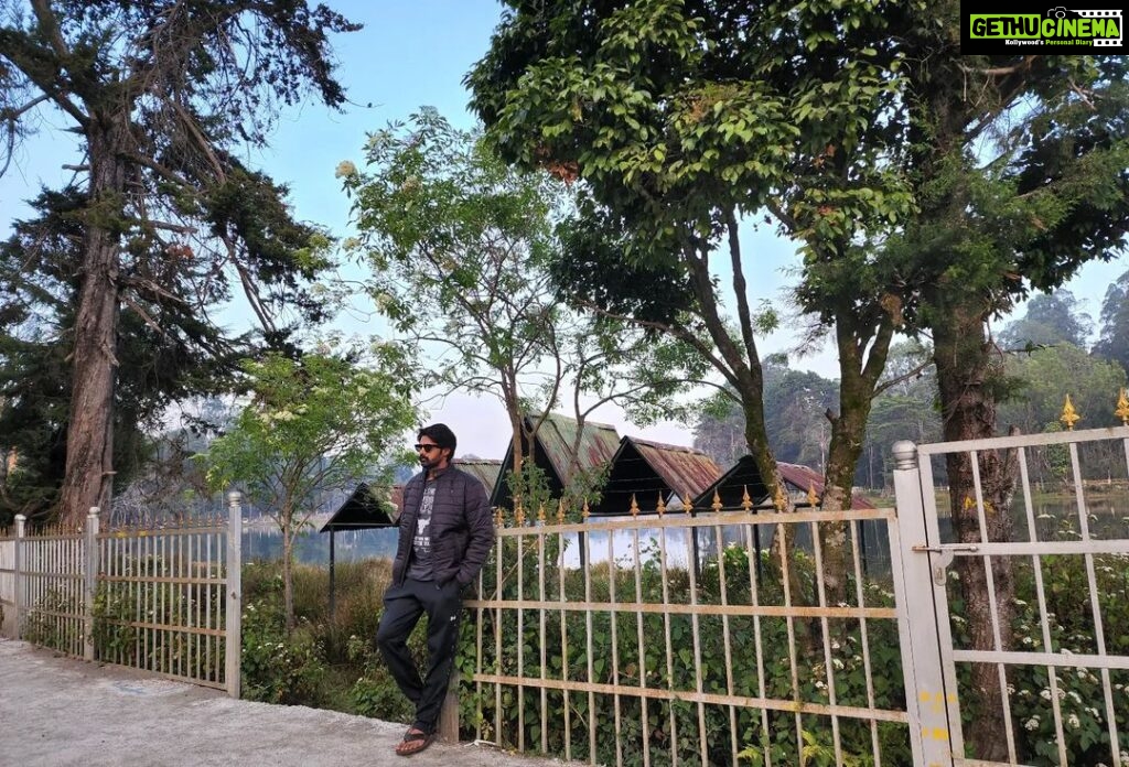Naveen Chandra Instagram - A serene and peaceful environment with a clear blue sky, lush greenery, a refreshing cool temperature, and a calm lake. It is a beautiful and relaxing scene . #hillstationsofindia .