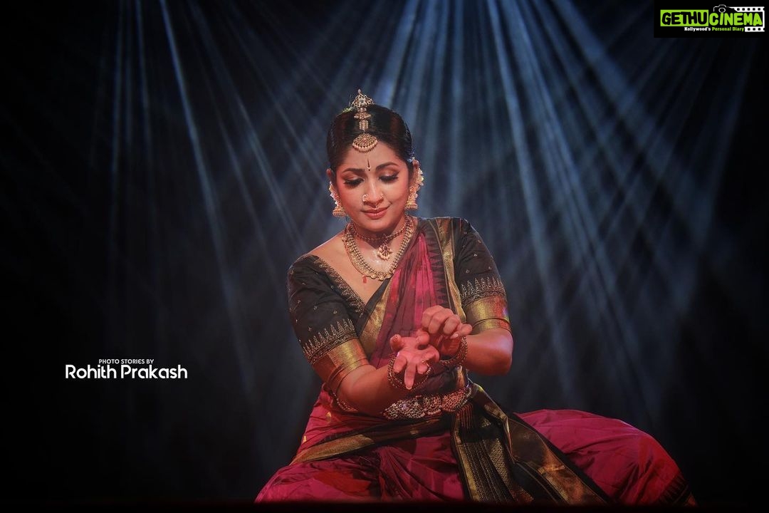 Navya Nair Instagram - "Dancing is like dreaming with your feet!" ~ Constanze Mozart Treasured moments from thé Performance at Koodalmanikyam Temple Thanking you @nisar79 & @nishinisar for being a wonderful host to us … 🥰🥰 PC : @irinjalakudavoice Koodalmanikyam Temple, Irinjalakuda