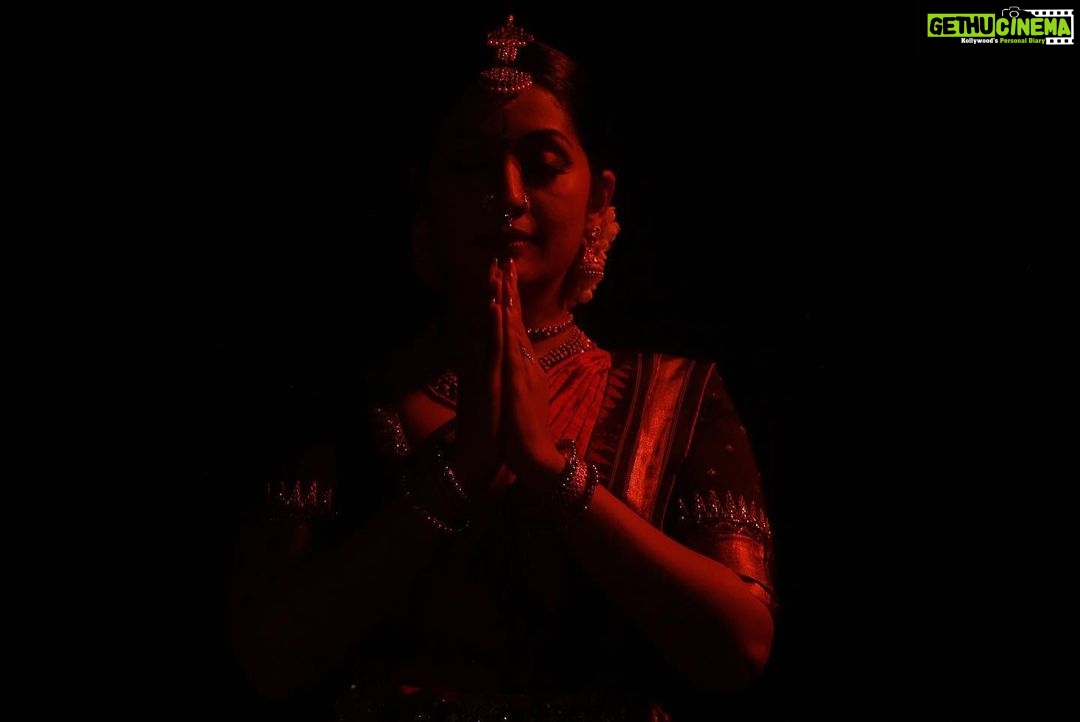 Navya Nair Instagram - "Dancing is like dreaming with your feet!" ~ Constanze Mozart Treasured moments from thé Performance at Koodalmanikyam Temple Thanking you @nisar79 & @nishinisar for being a wonderful host to us … 🥰🥰 PC : @irinjalakudavoice Koodalmanikyam Temple, Irinjalakuda
