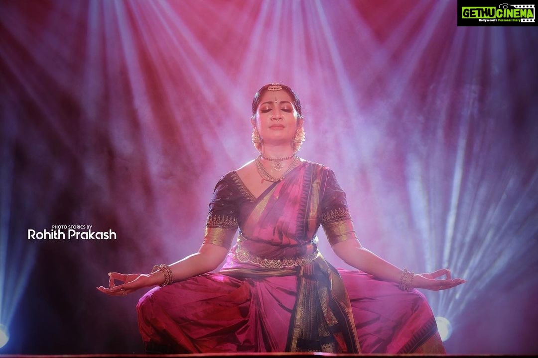 Navya Nair Instagram - "Dancing is like dreaming with your feet!" ~ Constanze Mozart Treasured moments from thé Performance at Koodalmanikyam Temple Thanking you @nisar79 & @nishinisar for being a wonderful host to us … 🥰🥰 PC : @irinjalakudavoice Koodalmanikyam Temple, Irinjalakuda