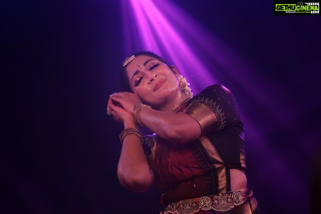 Navya Nair Instagram - "Dancing is like dreaming with your feet!" ~ Constanze Mozart Treasured moments from thé Performance at Koodalmanikyam Temple Thanking you @nisar79 & @nishinisar for being a wonderful host to us … 🥰🥰 PC : @irinjalakudavoice Koodalmanikyam Temple, Irinjalakuda