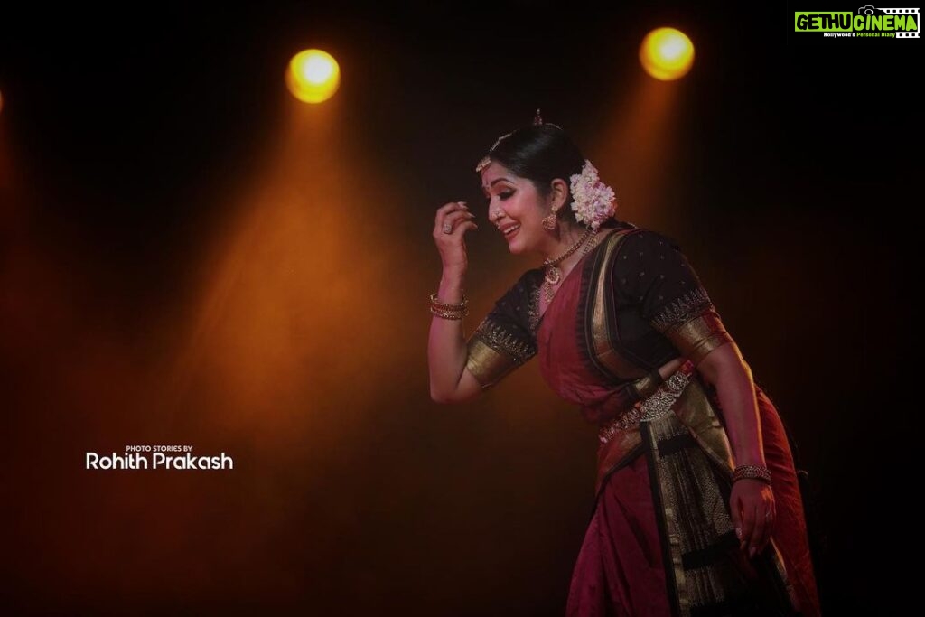 Navya Nair Instagram - "Dancing is like dreaming with your feet!" ~ Constanze Mozart Treasured moments from thé Performance at Koodalmanikyam Temple Thanking you @nisar79 & @nishinisar for being a wonderful host to us … 🥰🥰 PC : @irinjalakudavoice Koodalmanikyam Temple, Irinjalakuda