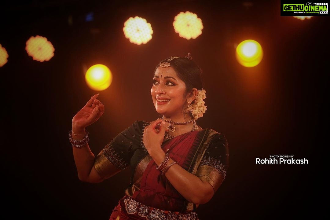 Navya Nair Instagram - "Dancing is like dreaming with your feet!" ~ Constanze Mozart Treasured moments from thé Performance at Koodalmanikyam Temple Thanking you @nisar79 & @nishinisar for being a wonderful host to us … 🥰🥰 PC : @irinjalakudavoice Koodalmanikyam Temple, Irinjalakuda