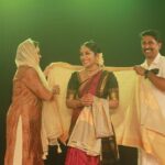 Navya Nair Instagram - "Dancing is like dreaming with your feet!" ~ Constanze Mozart Treasured moments from thé Performance at Koodalmanikyam Temple Thanking you @nisar79 & @nishinisar for being a wonderful host to us … 🥰🥰 PC : @irinjalakudavoice Koodalmanikyam Temple, Irinjalakuda