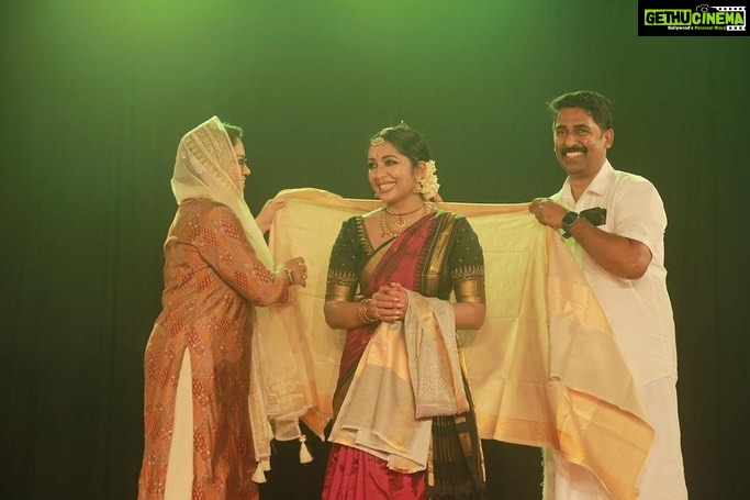 Navya Nair Instagram - "Dancing is like dreaming with your feet!" ~ Constanze Mozart Treasured moments from thé Performance at Koodalmanikyam Temple Thanking you @nisar79 & @nishinisar for being a wonderful host to us … 🥰🥰 PC : @irinjalakudavoice Koodalmanikyam Temple, Irinjalakuda